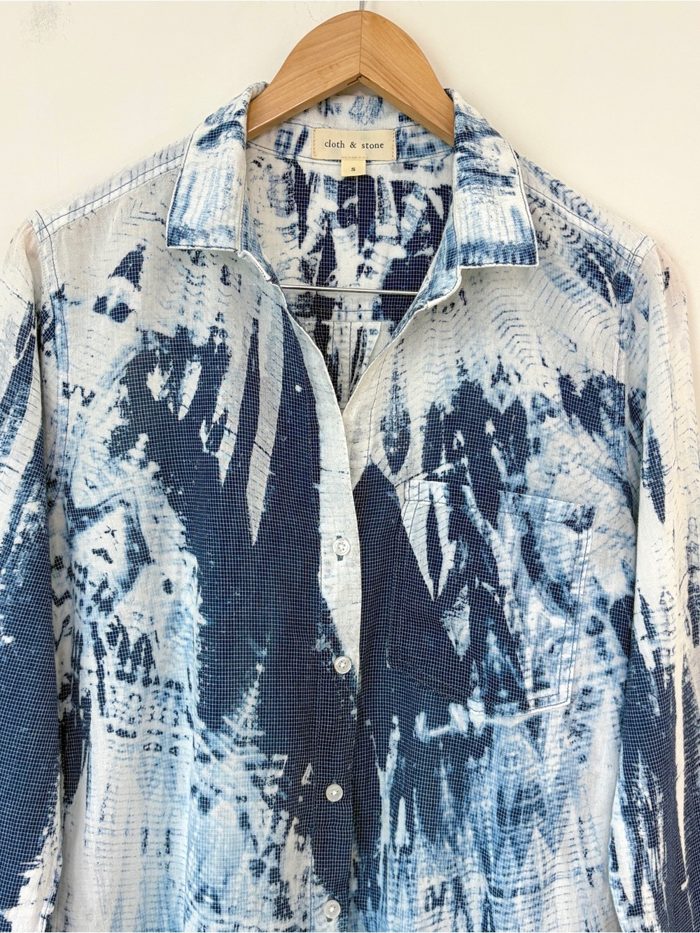 Cloth & Stone Blue White Abstract Print Button Down Shirt Sz S Boho Beach - Picture 3 of 6